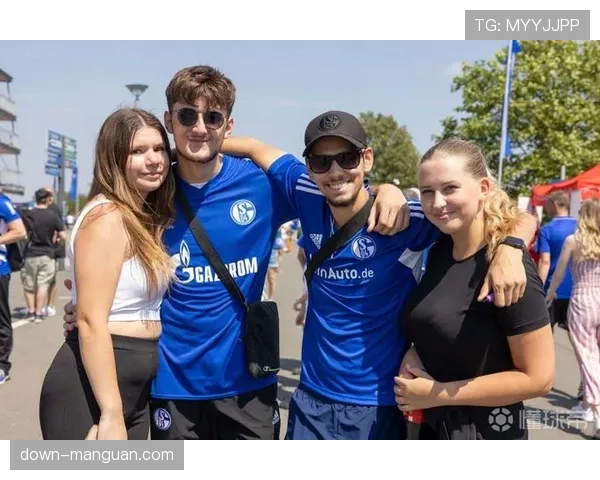 特写：沙尔克04主场球迷高歌助威， despite 球队两球落后